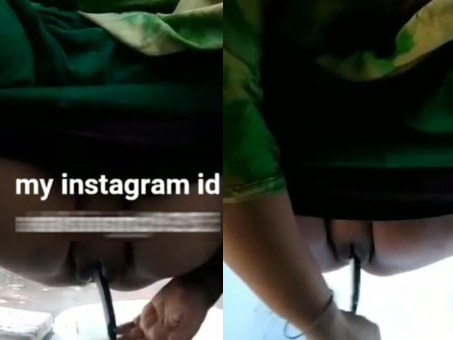 Desi girl masturbating pussy with toothbrush